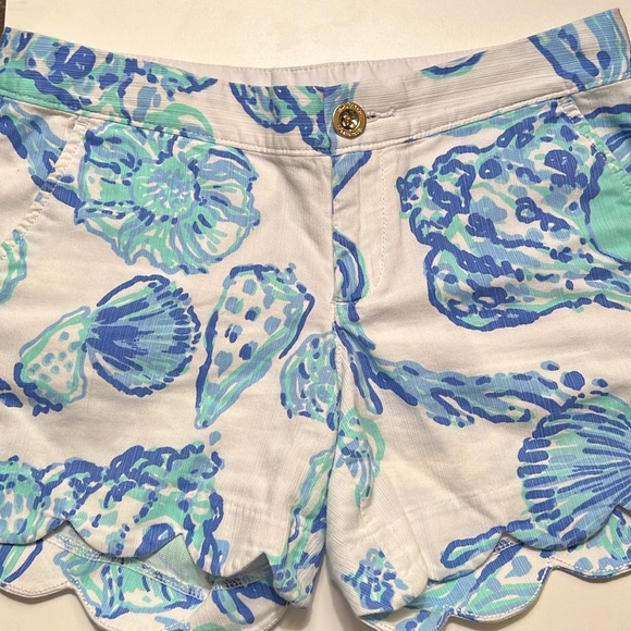 Lilly Pulitzer Buttercup Scalloped Shorts in Barefoot Print - Picture 4 of 7